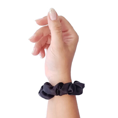 Soulta Scrunchie Coletero de satén negro Anti frizz para el cabello